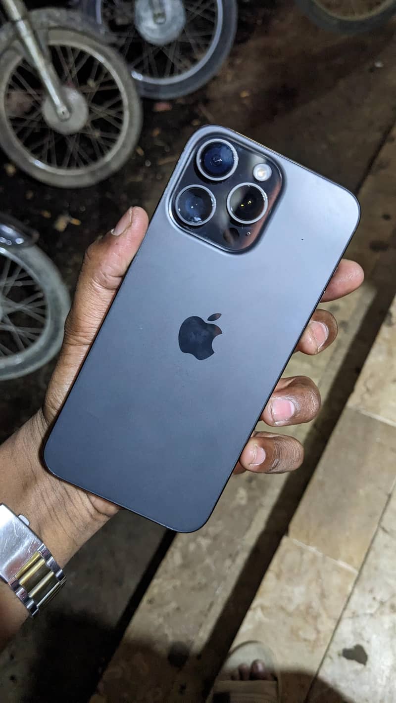 Apple iPhone 15 Pro Max 2