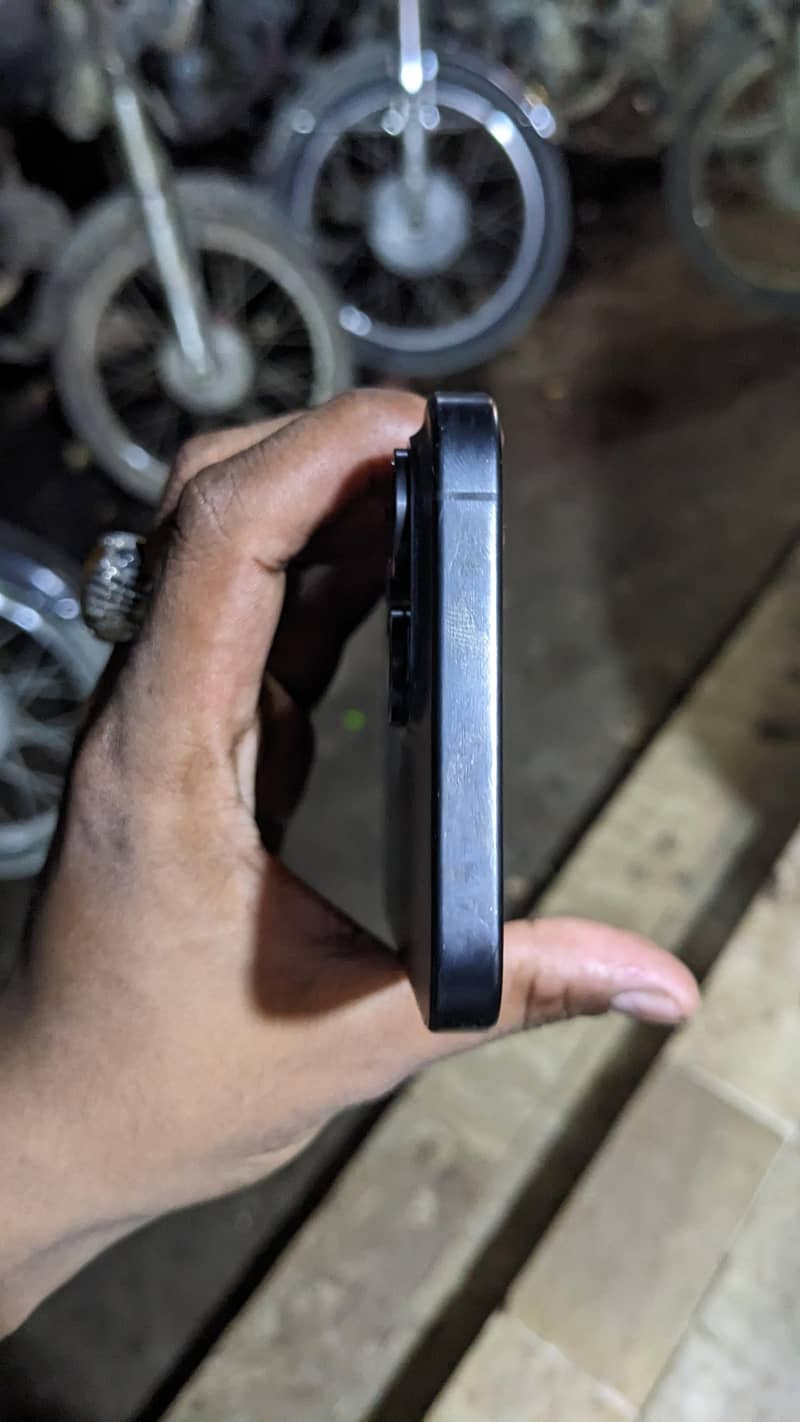 Apple iPhone 15 Pro Max 4