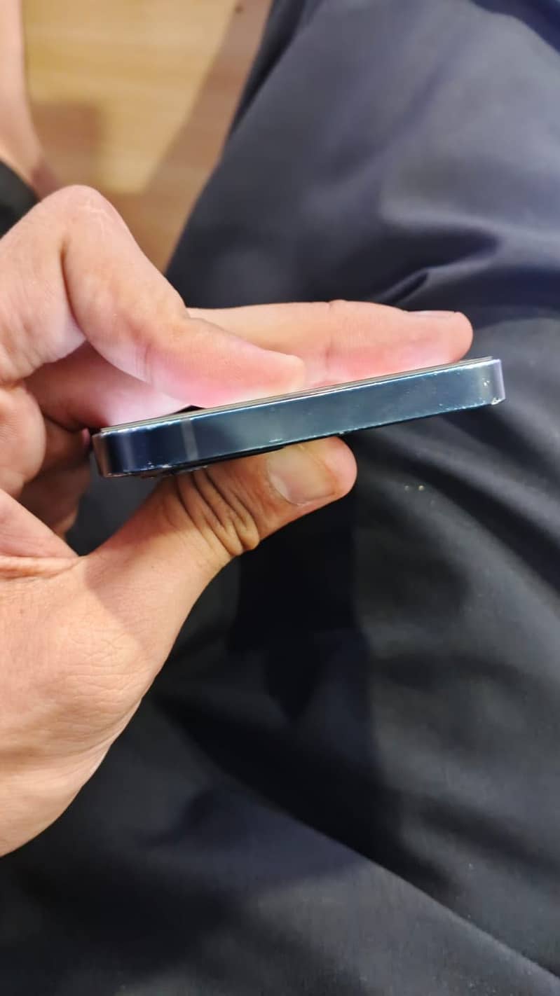 Apple iPhone 12 4