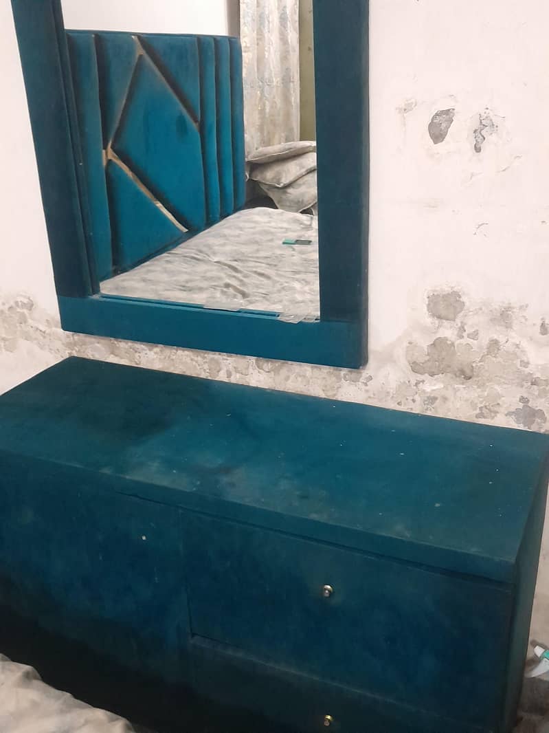 Bed set side table and dressing 1
