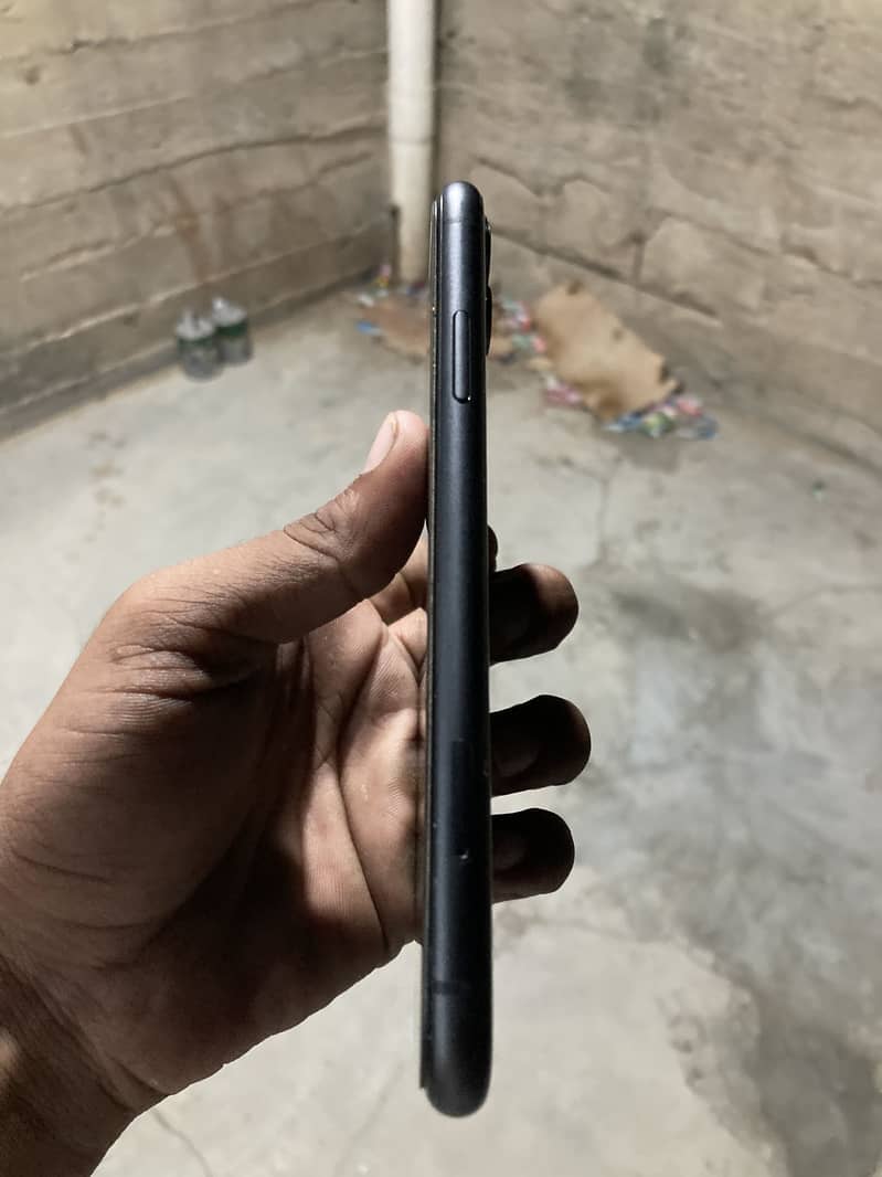 Apple iPhone 11 4