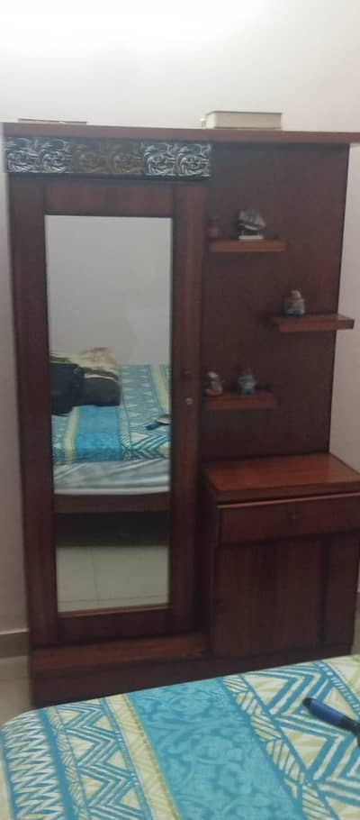 selling rarely used dressing set( stand, table and extra accessories)