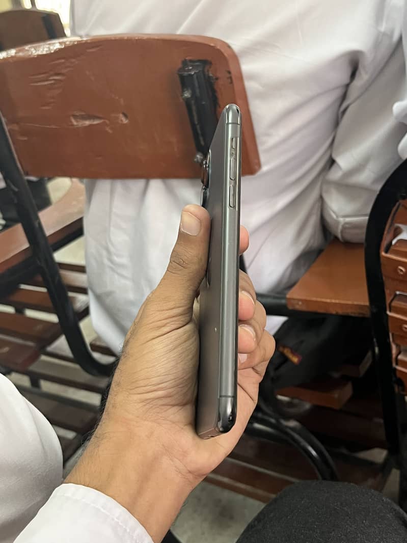 Apple iPhone 11 Pro Max 2