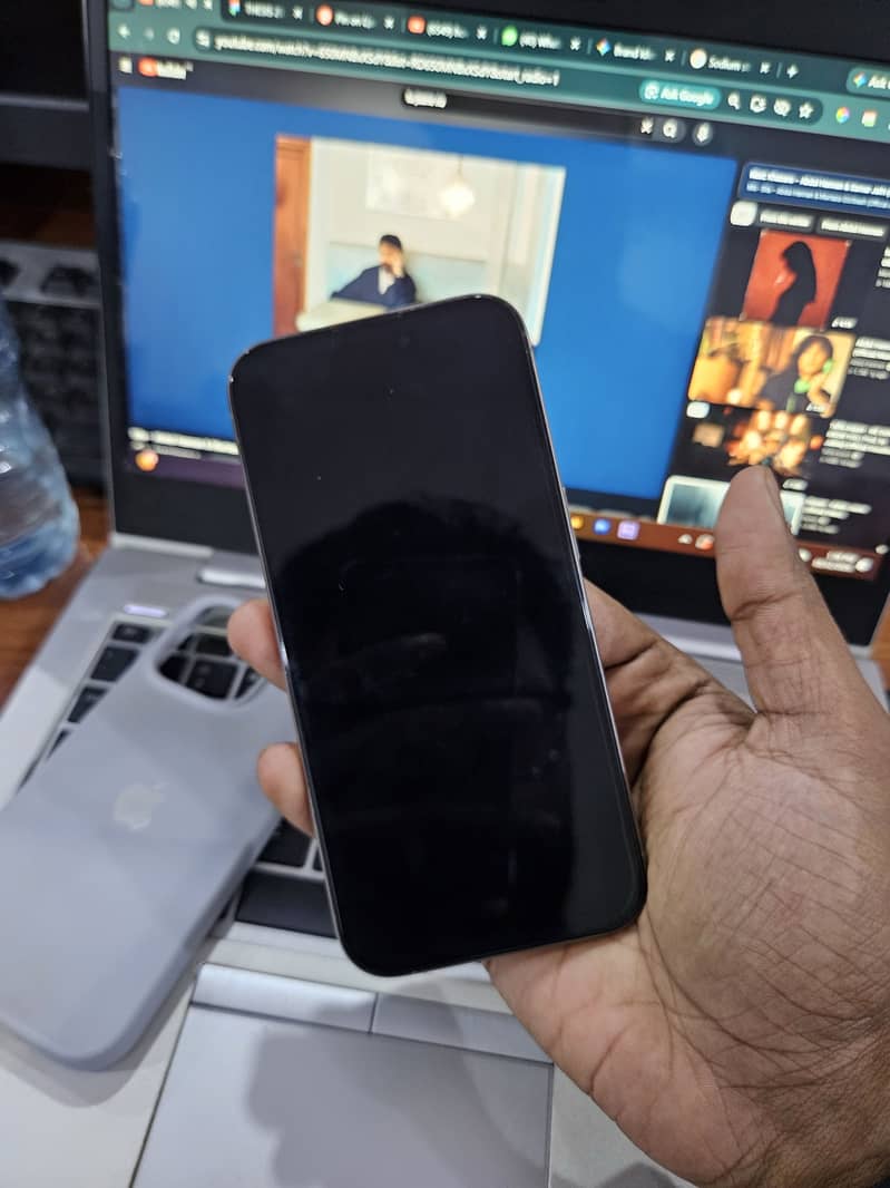 Apple iPhone 15 Pro 4