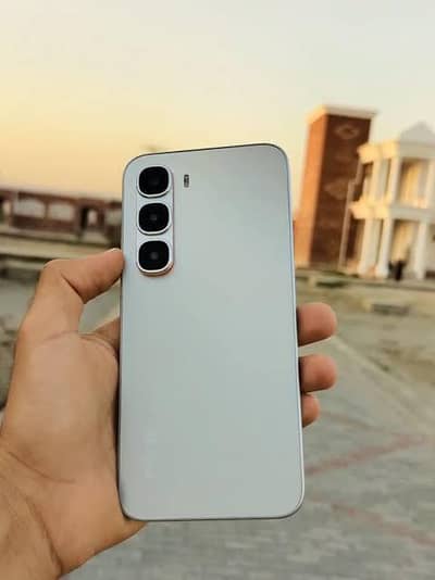 Infinix Hot 60 Pro 8+8 GB Ram 128 Room