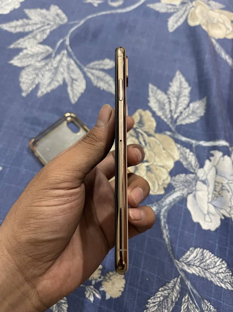 Apple iPhone XS Max 3