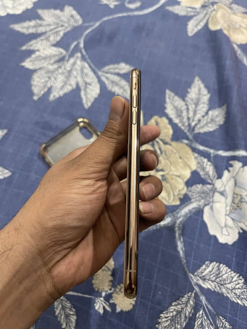 Apple iPhone XS Max 4