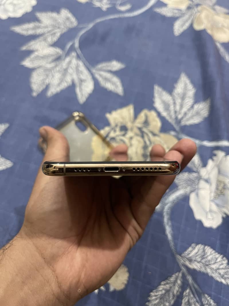 Apple iPhone XS Max 5