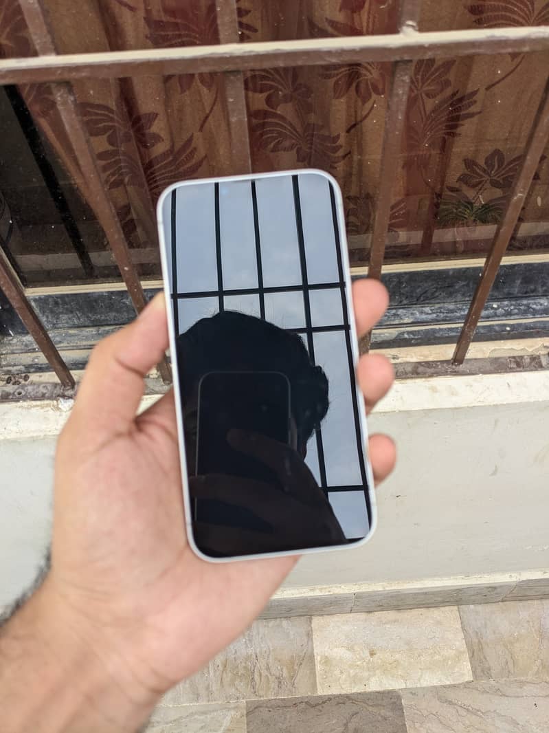 Apple iPhone 16e 1