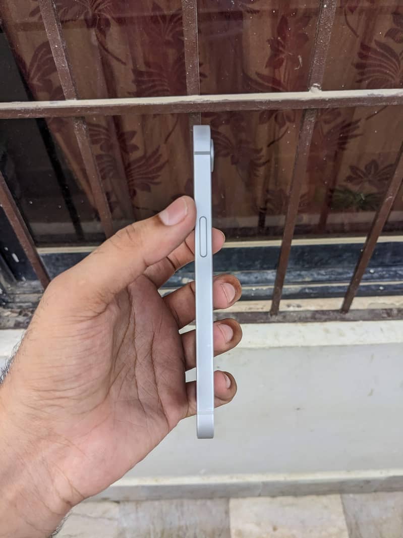 Apple iPhone 16e 2