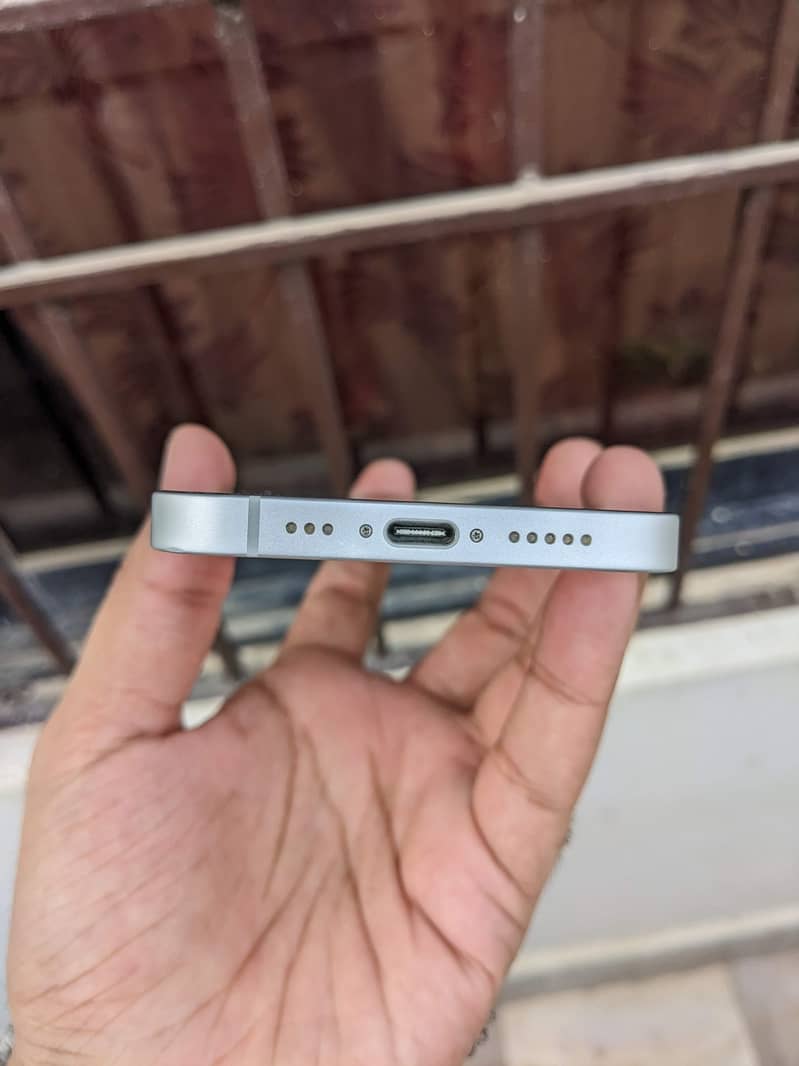 Apple iPhone 16e 3