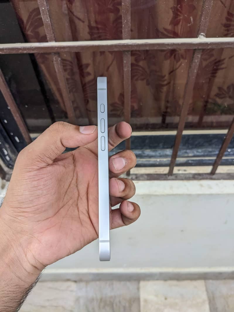 Apple iPhone 16e 4