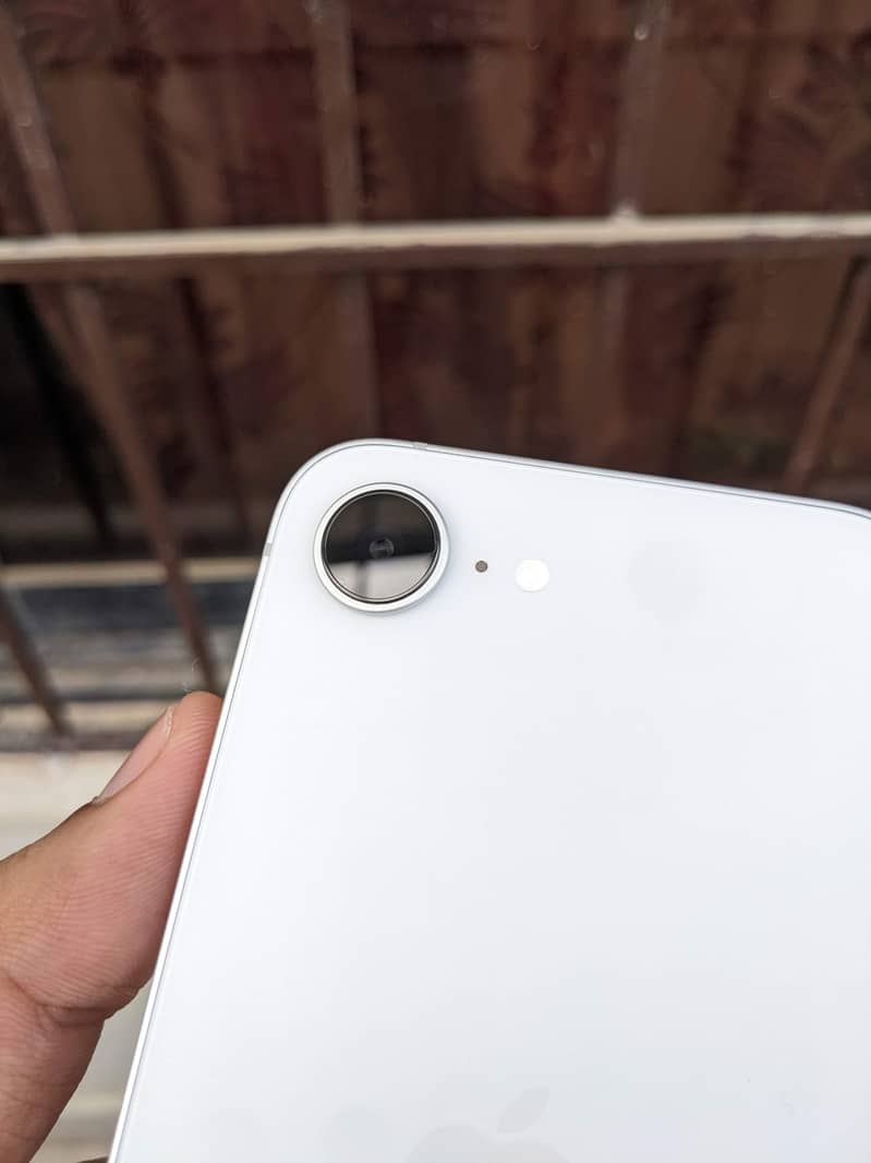 Apple iPhone 16e 5