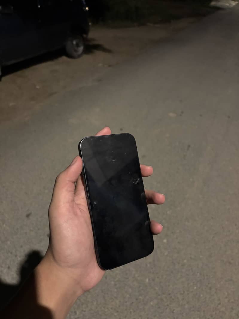 Apple iPhone 16e 1