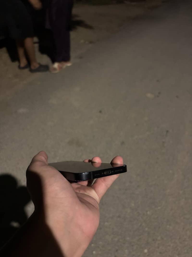 Apple iPhone 16e 2