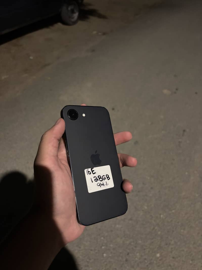 Apple iPhone 16e 3