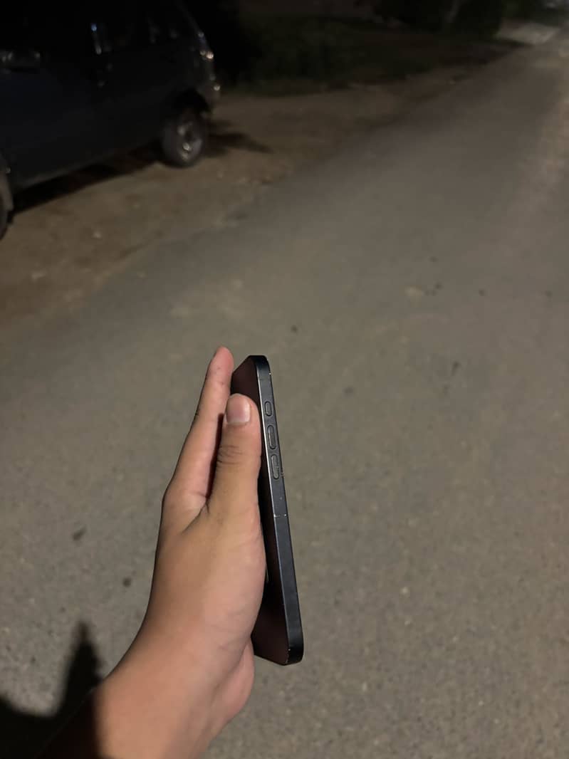 Apple iPhone 16e 4
