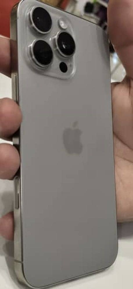 Apple iPhone 16 Pro Max 2