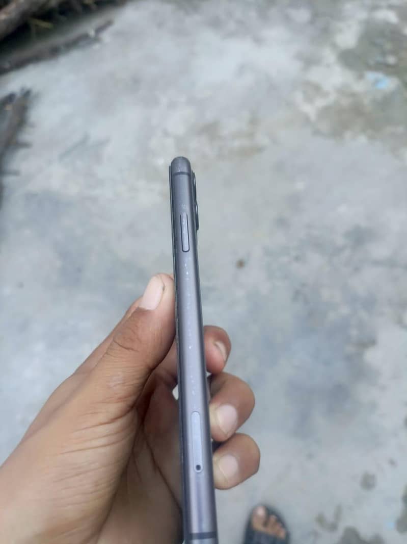 Apple iPhone 11 4
