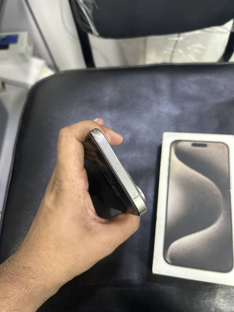 Apple iPhone 15 Pro Max 4