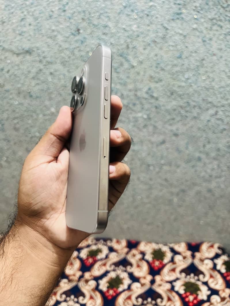 Apple iPhone 15 Pro 3