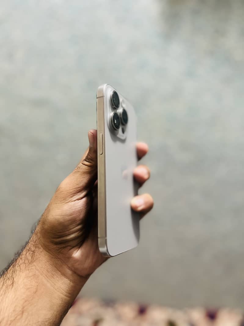 Apple iPhone 15 Pro 4