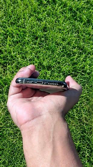 Apple iPhone XS 4