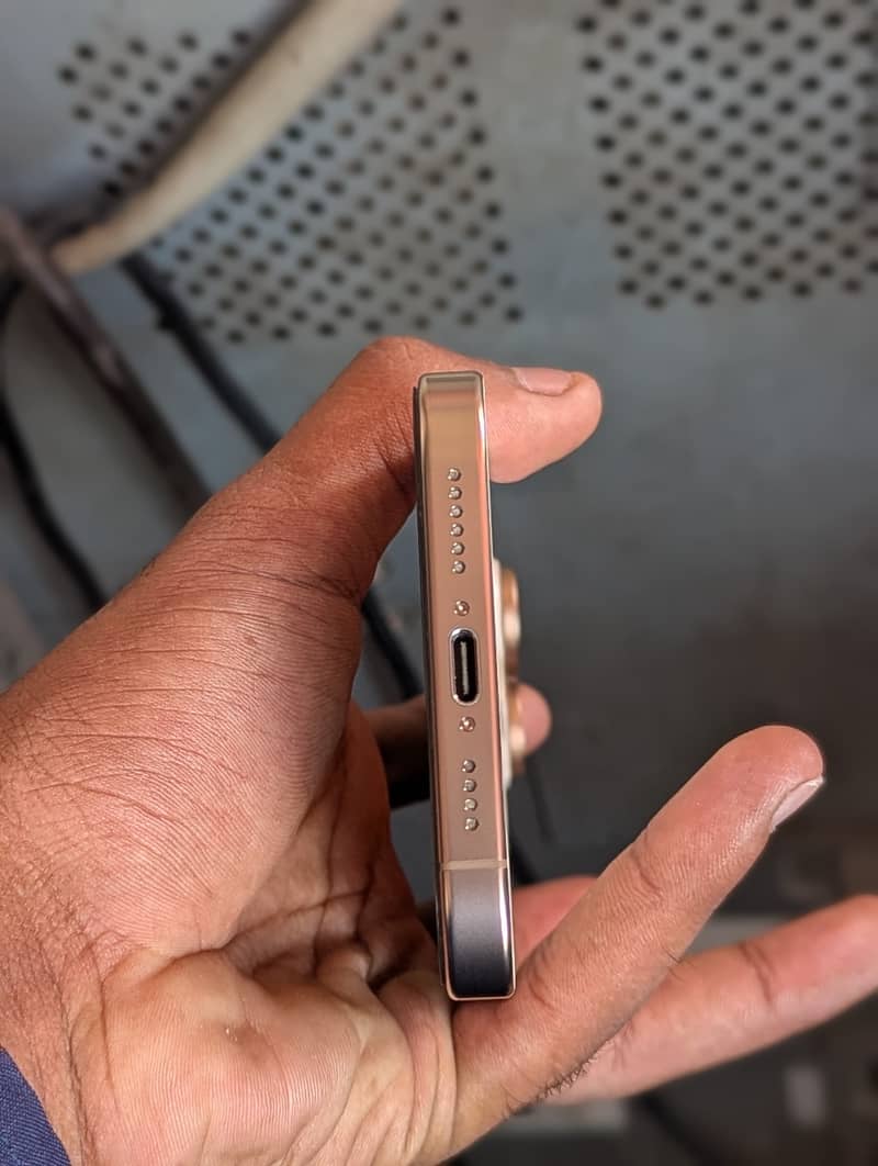Apple iPhone 16 Pro Max 3