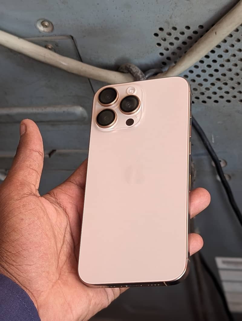 Apple iPhone 16 Pro Max 4