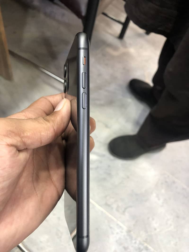 Apple iPhone 11 3