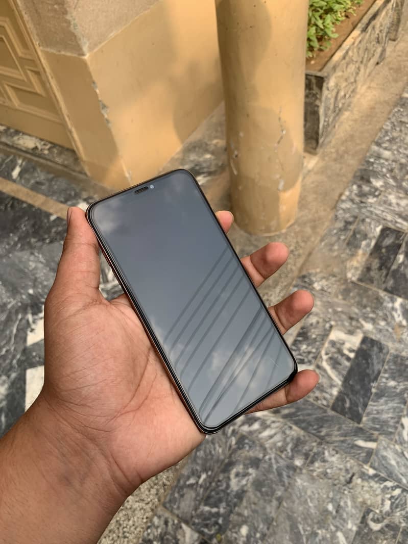 Apple iPhone XS Max 4