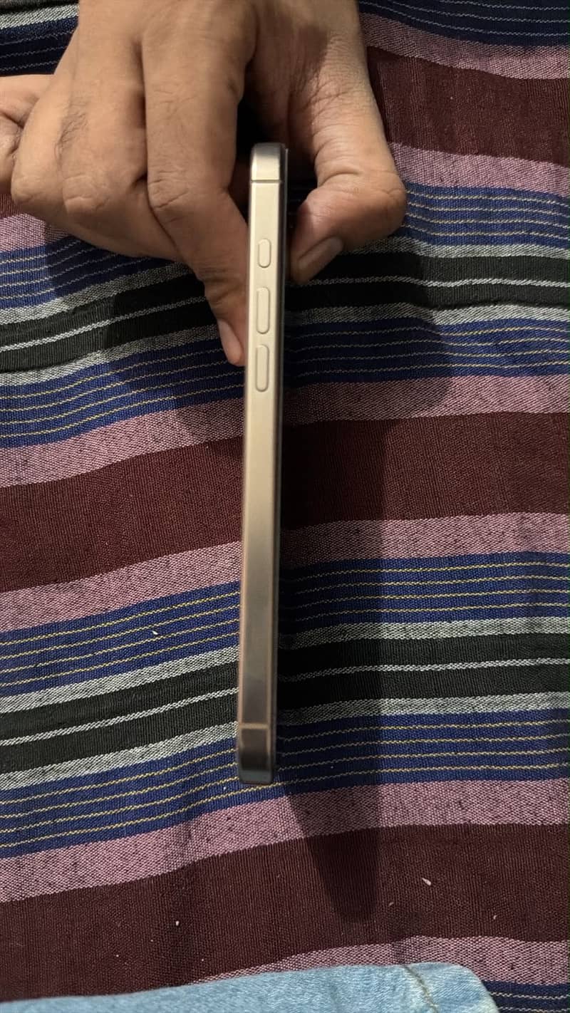 Apple iPhone 16 Pro Max 4