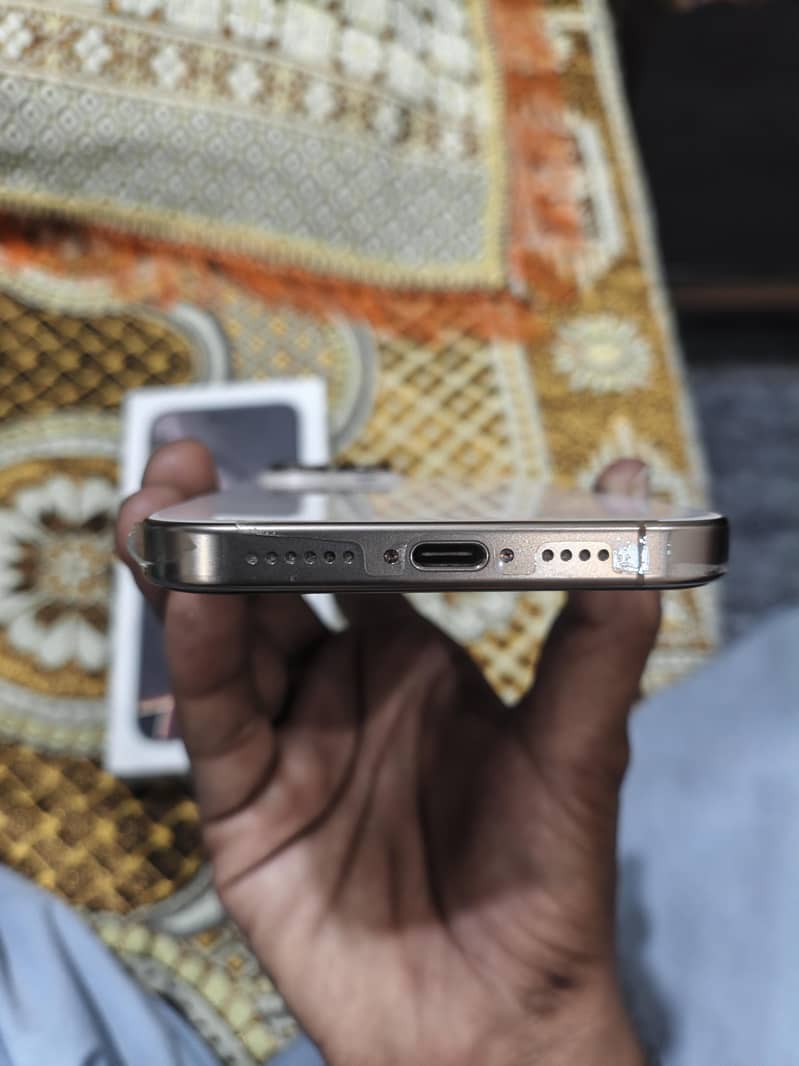 Apple iPhone 16 Pro Max 4