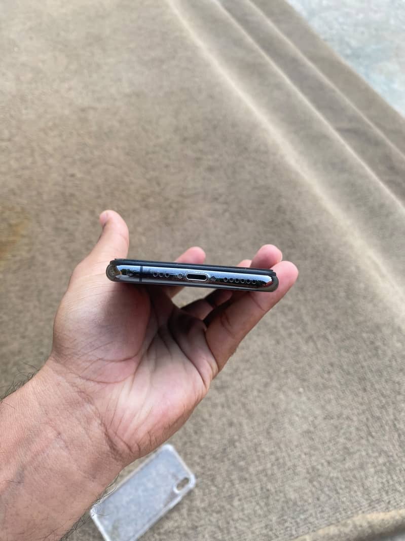 Apple iPhone XS 4