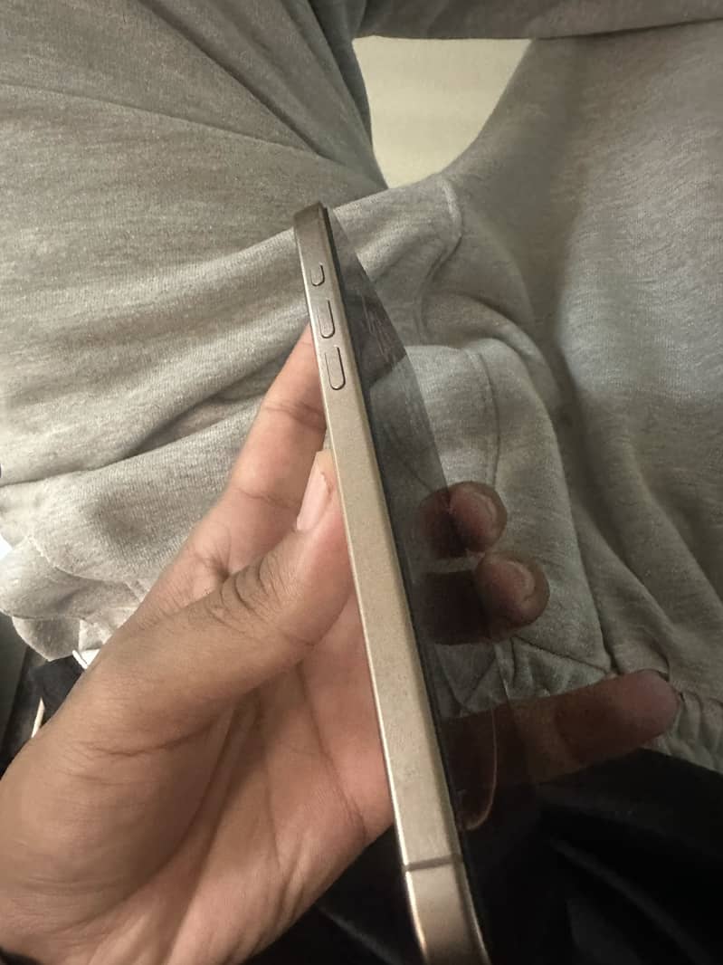 Apple iPhone 16 Pro Max 2