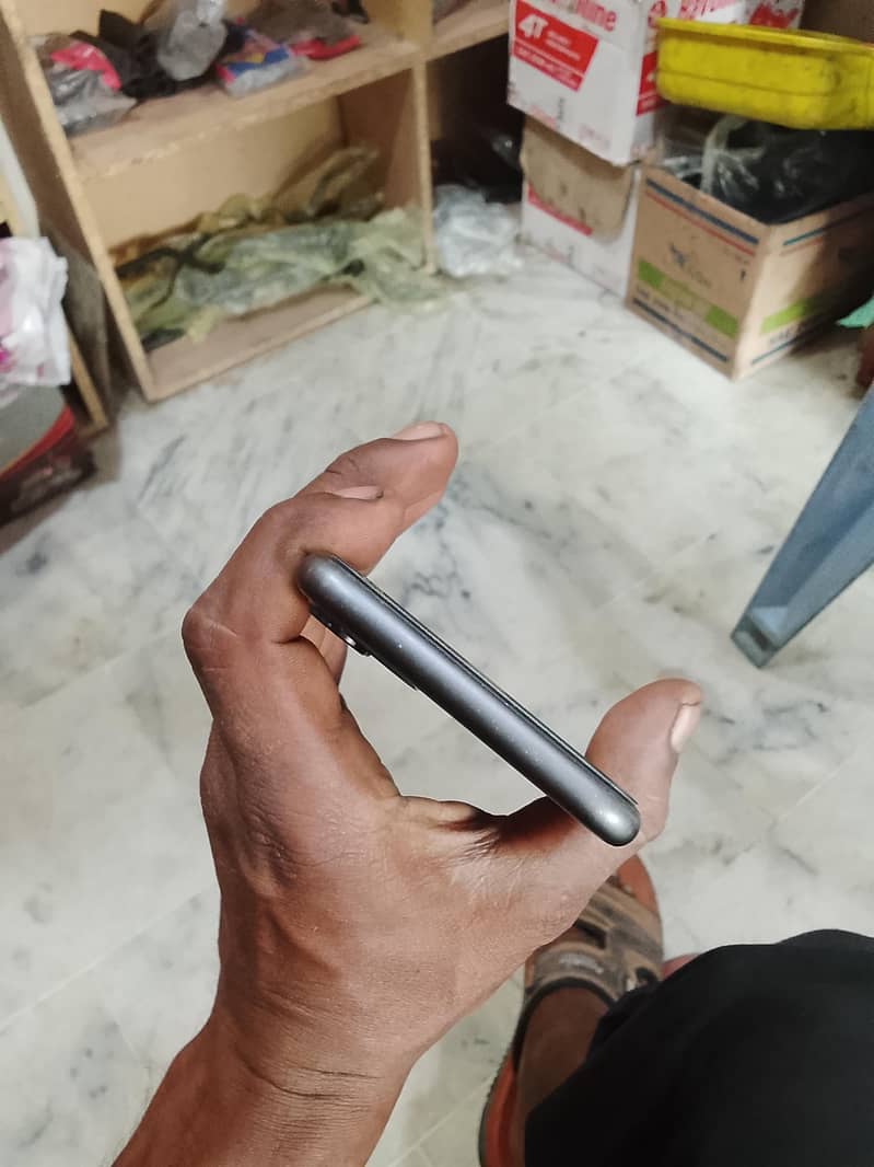 Apple iPhone 11 4