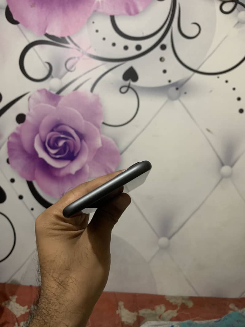 Apple iPhone 11 3