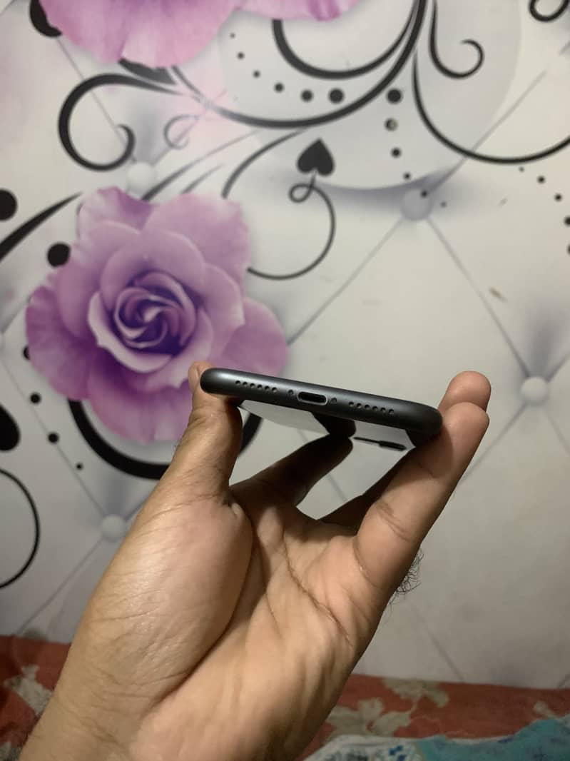 Apple iPhone 11 4