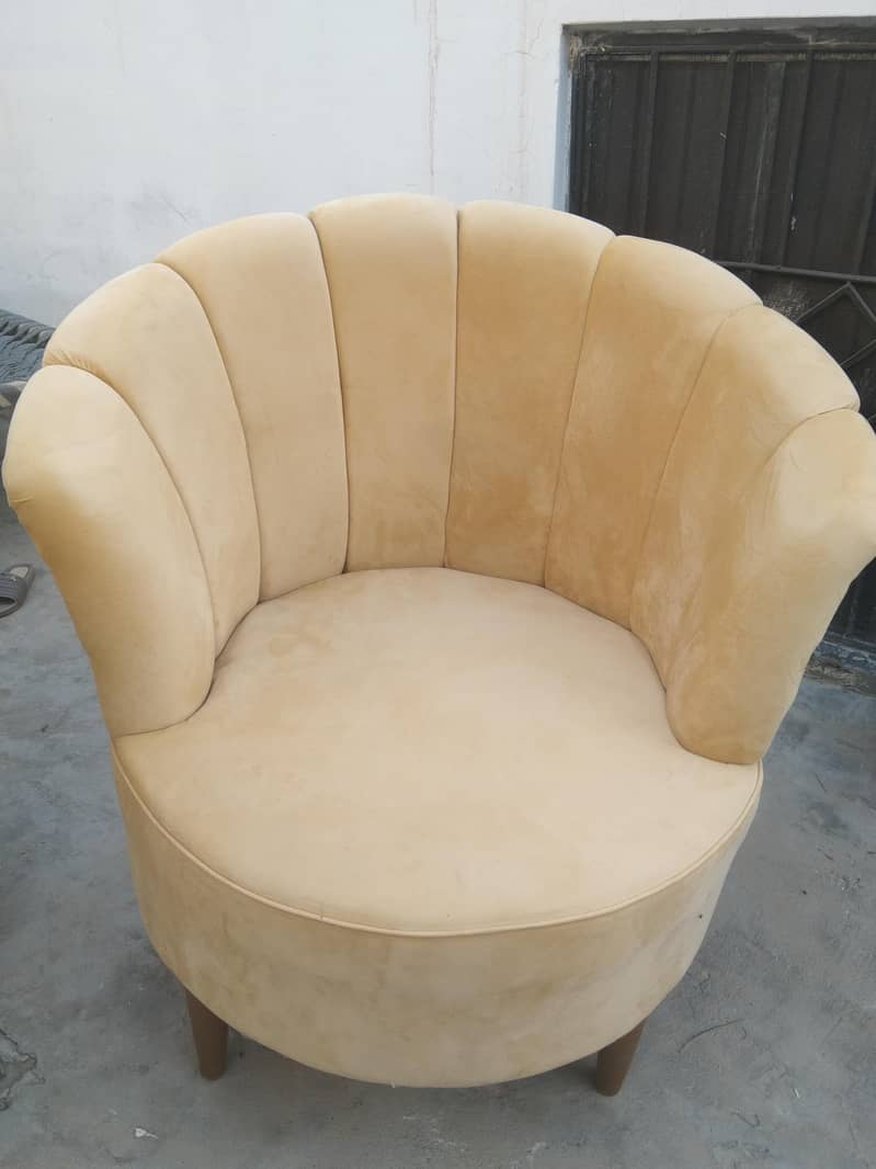 coffe chaire and one table 0