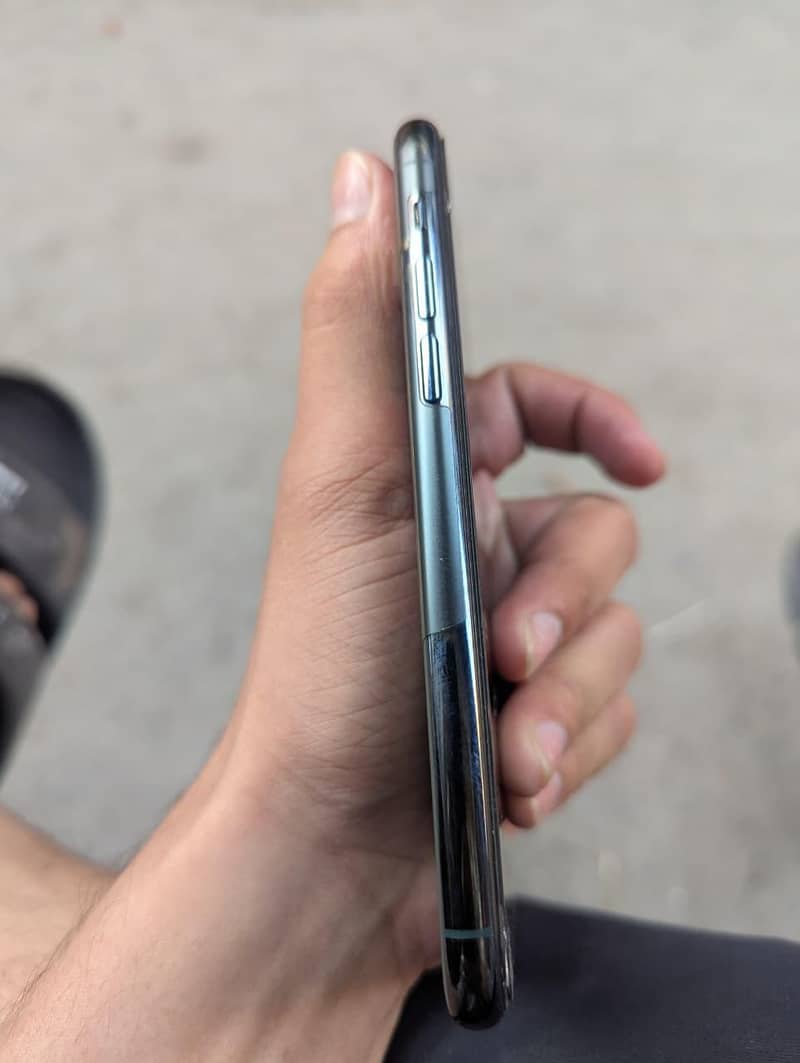 Apple iPhone 11 Pro 4