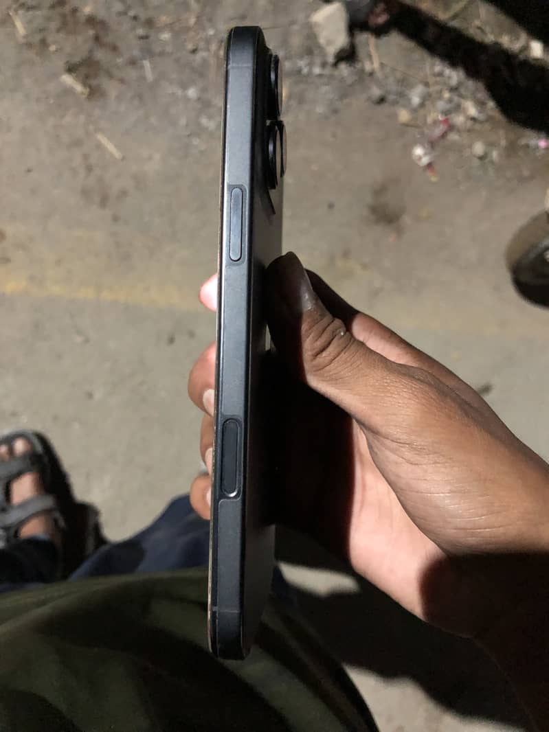 Apple iPhone 16 Pro Max 2