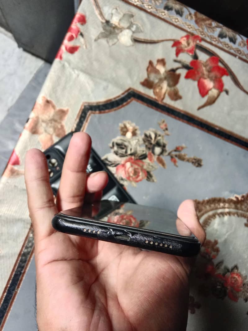 Apple iPhone 11 Pro Max 4