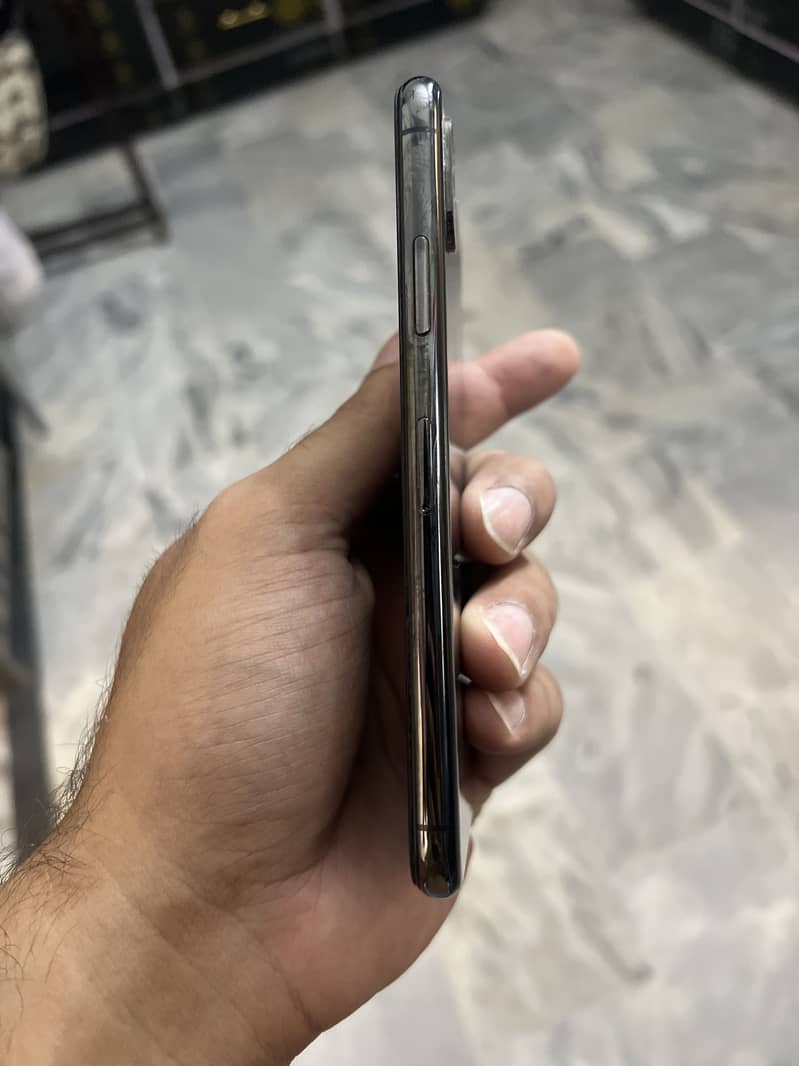 Apple iPhone XS 1