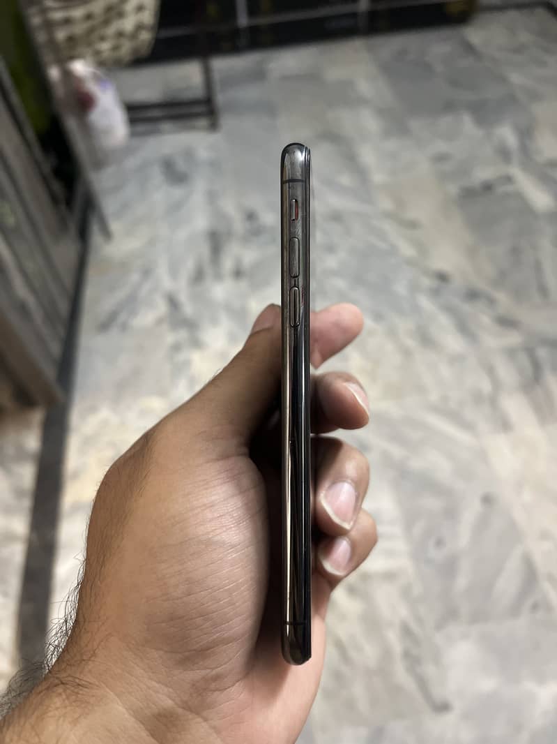 Apple iPhone XS 3