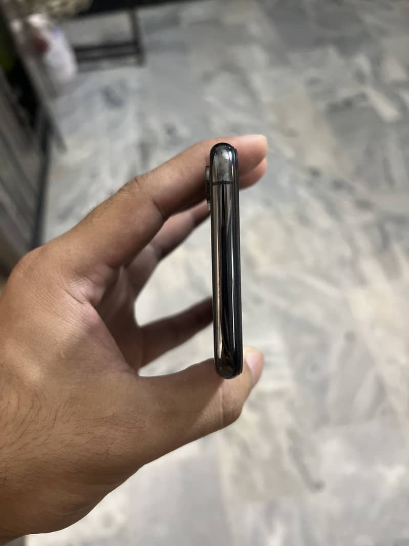 Apple iPhone XS 4