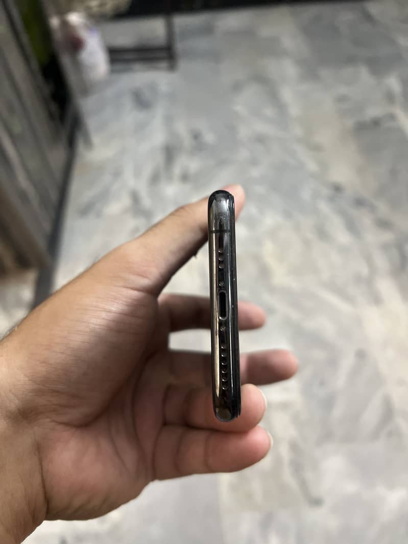 Apple iPhone XS 5