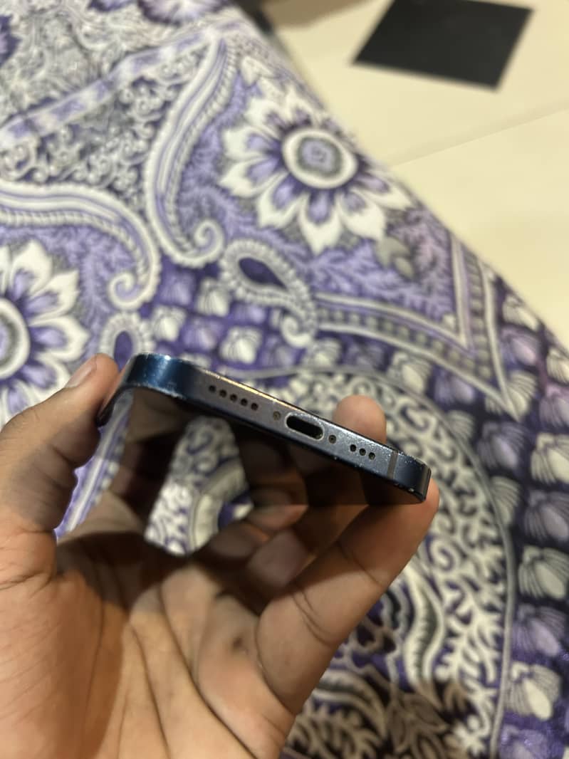 Apple iPhone 12 4