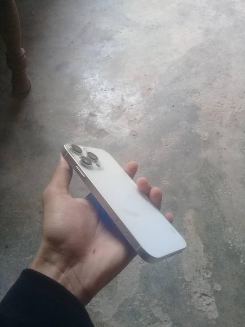 Apple iPhone XR 7