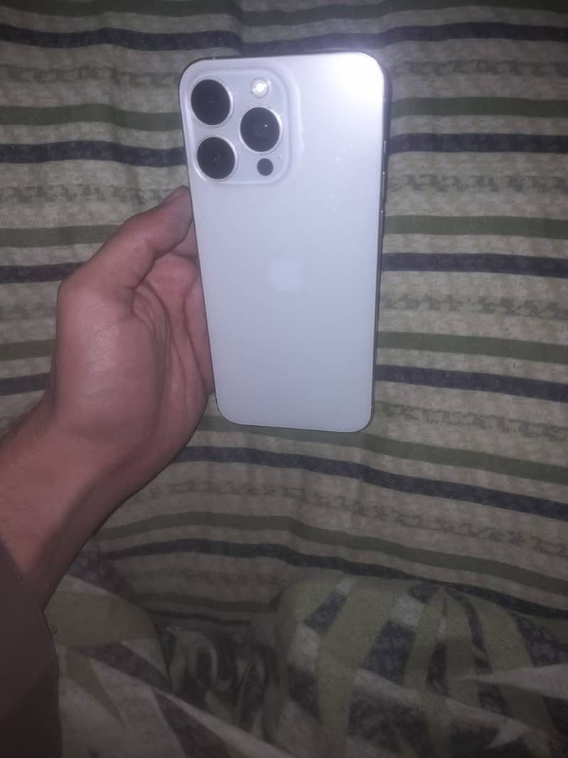 Apple iPhone 15 Pro Max 4