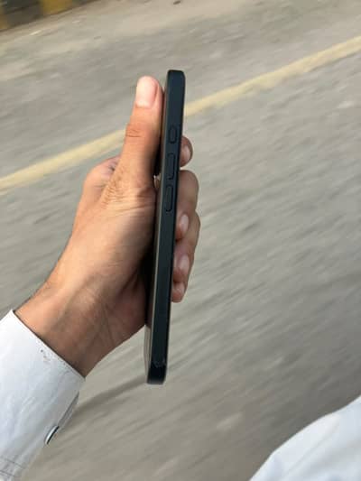 Apple iPhone 16